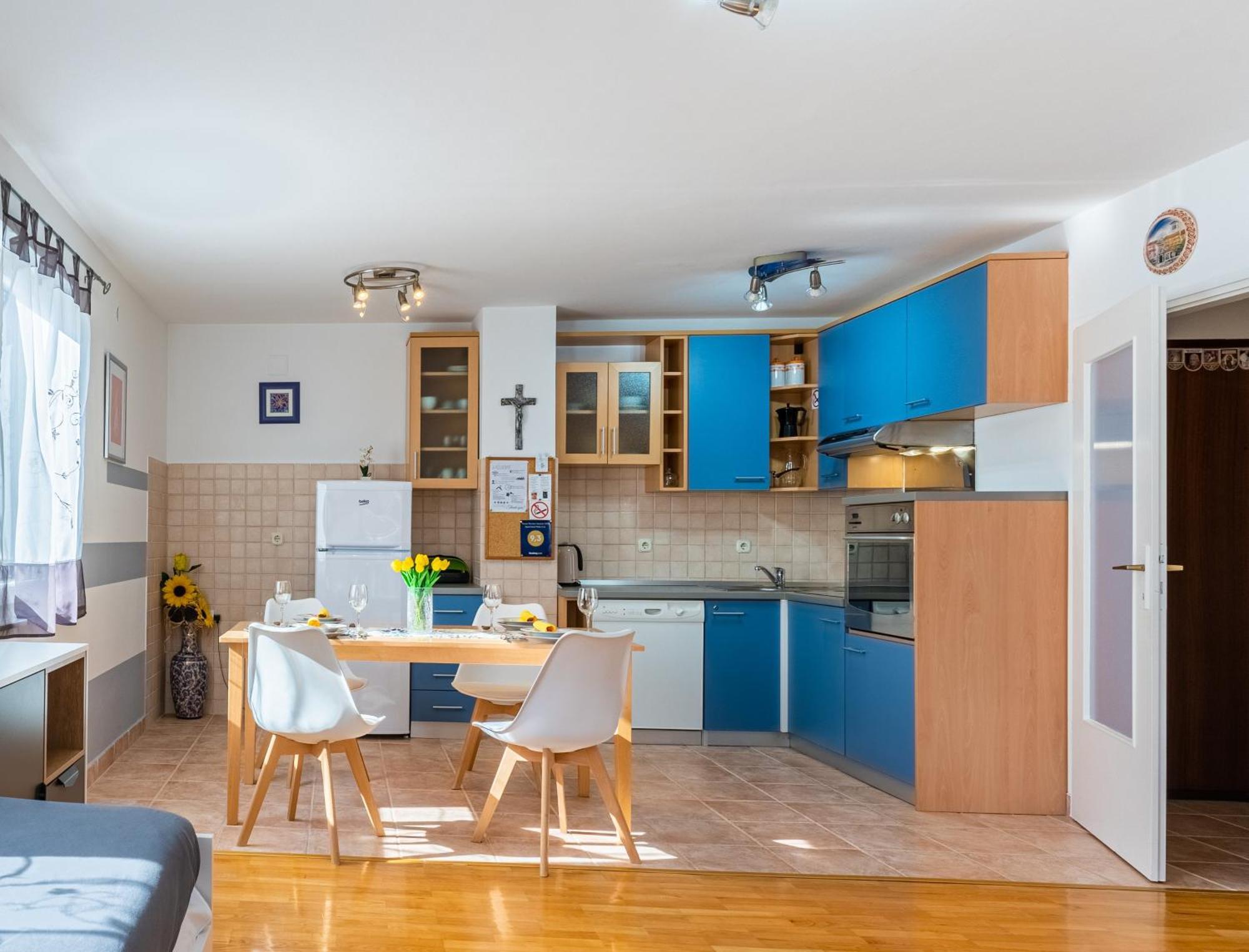 Apartment Kristian Cres Bagian luar foto